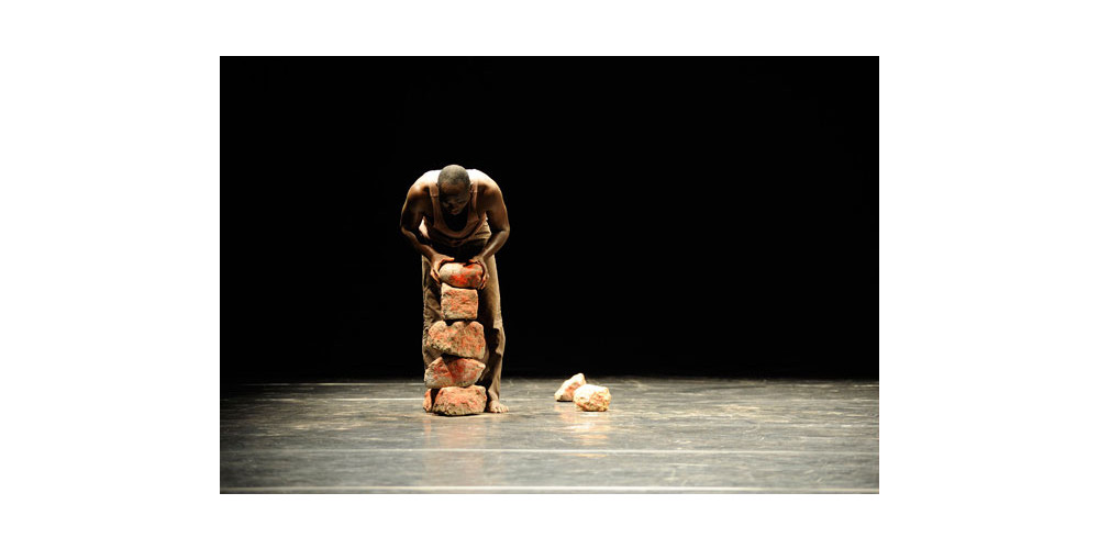 „Dambë“ von Salia Sanou (Compagnie Salia ni Seydou), Tanz: Salia Sanou, Musik &amp; Gesang: Maaté Keita