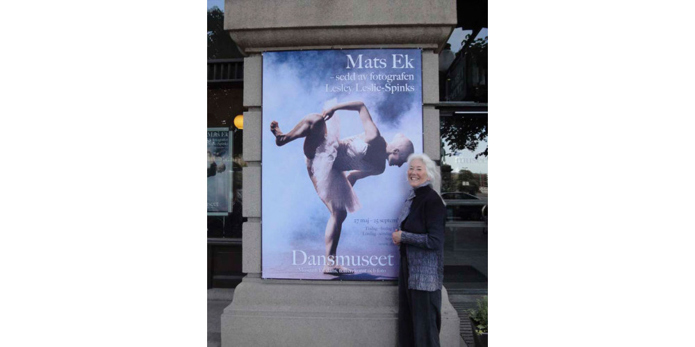 Lesley Leslie-Spinks vor ihrem Ausstellungsplakat