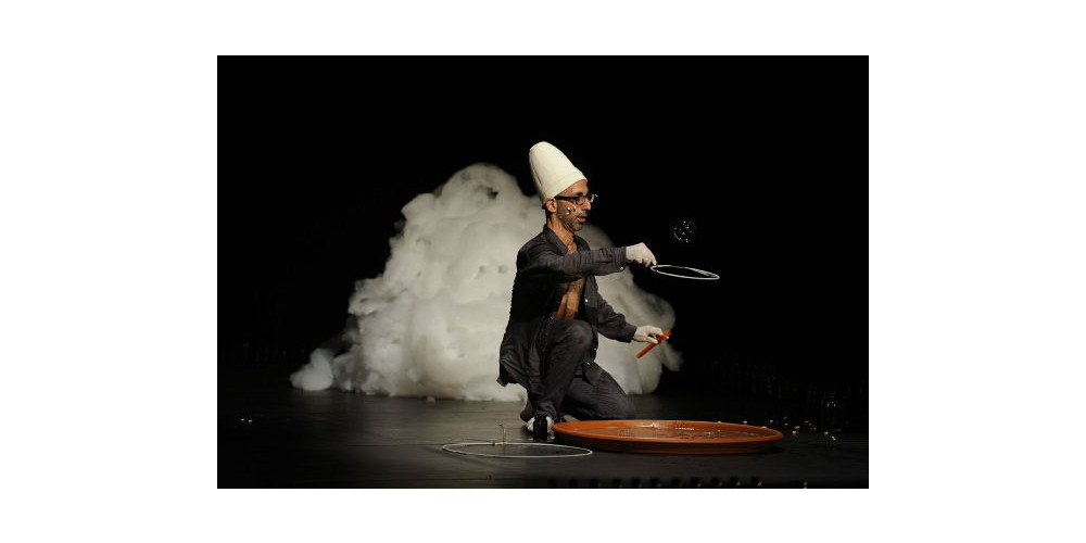 „Drugs kept me alvie“ von Jan Fabre. Tanz: Tony Rizzi