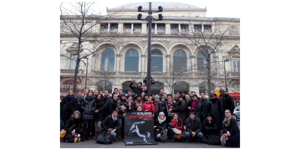 Die Truppe vor dem Théatre de la Ville, das dereinst Théatre Sarah Bernard hieß.