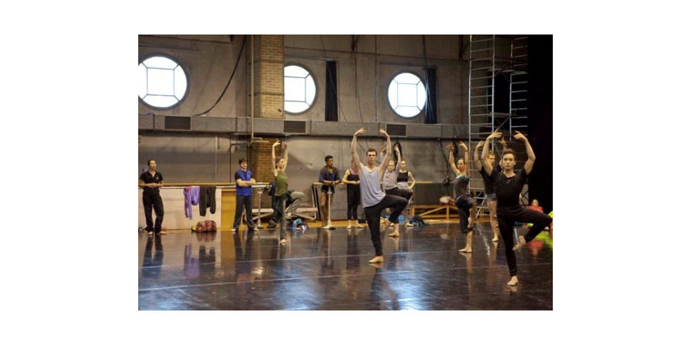 Morgendliches Training unter der Kuppel des Theaters