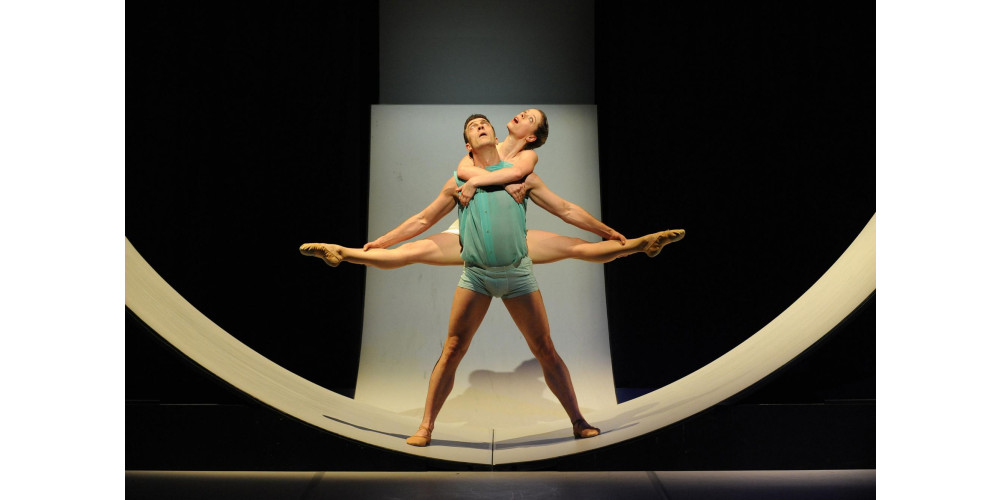 Jennifer Hebekerl und István Farkas  in &quot;BERÜHRUNGEN. EINE BALKAN-RHAPSODIE&quot;