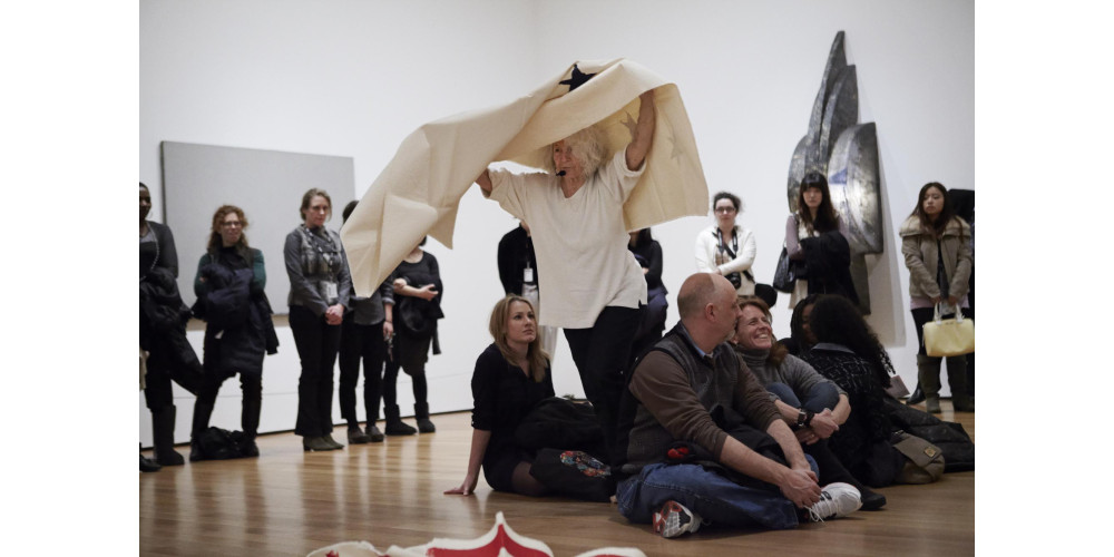 „King’s Fool“ von Simone Forti, Performance im Museum of Modern Art, März 2013, New York