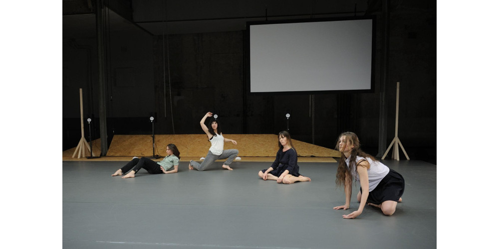 „RechtsRadikal“ von Christoph Winkler. Tanz: Mercedes Appugliese, Shiran Eliaserov, Claire Vivianne Sobottke &amp; Emma Daniel