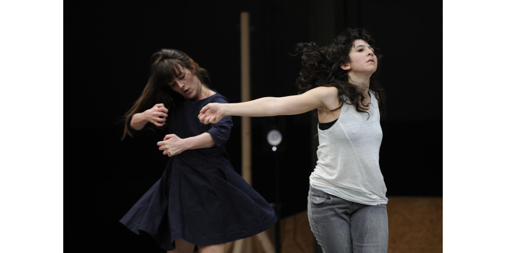 „RechtsRadikal“ von Christoph Winkler. Tanz: Claire Vivianne Sobottke &amp; Emma Daniel 