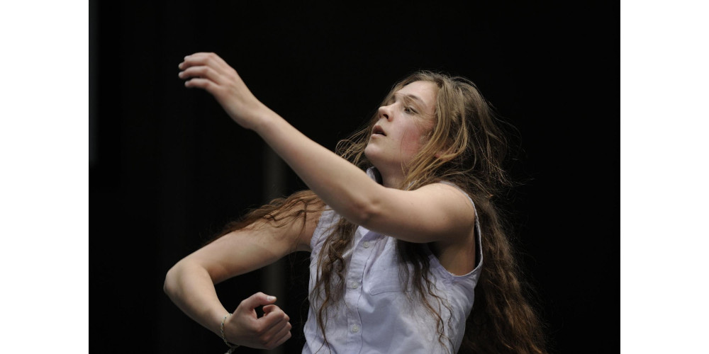 „RechtsRadikal“ von Christoph Winkler. Tanz: Emma Daniel