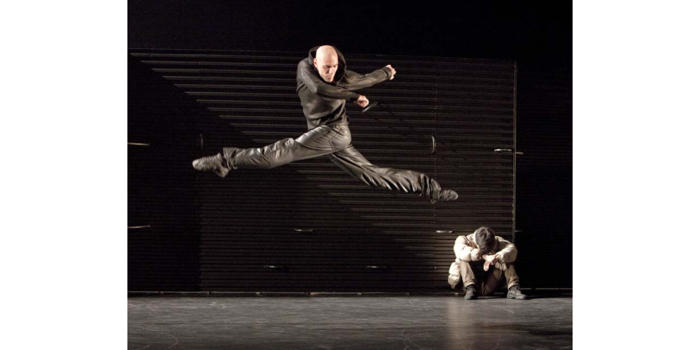 „Julia und Romeo“ von Mats Ek: Jerome Marchand  und Hokuto Kodama  als  Mercutio und Benvolio