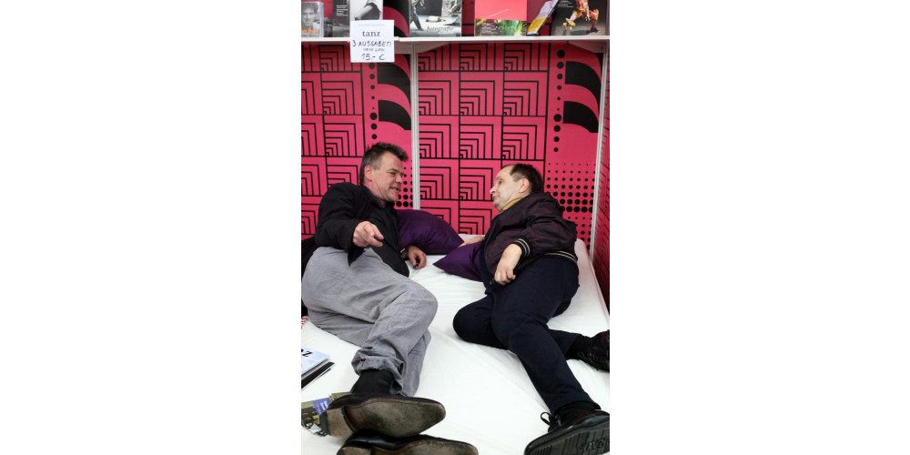 Arnd Wesemann und Raimund Hoghe auf dem Bett von „Tanz“ 