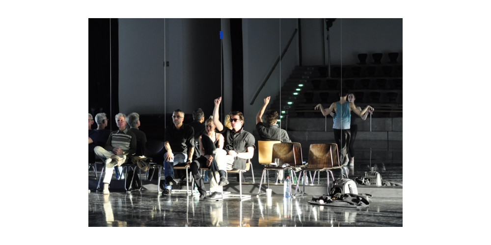 Proben an der Staatlichen Ballettschule in Berlin: (v.l.n.r.) Volkmar Draeger, Henry Will, Heike Keller und Marco Goecke und im Spiegel die Schüler Alicia Ruben und David Iglesias