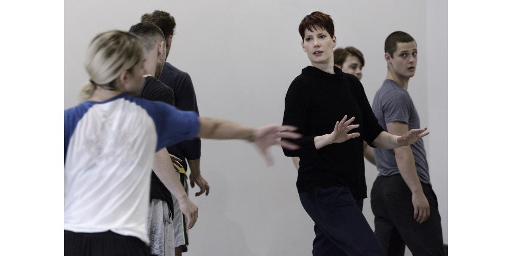 Emily Molnar mit TänzerInnen des Ballet BC