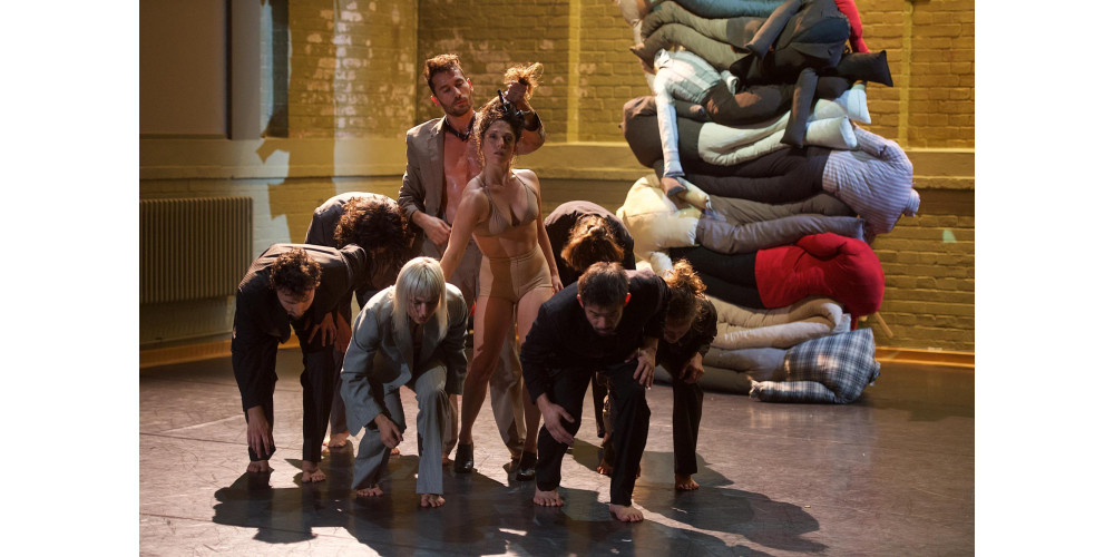 „volto umano“ von Toula Limnaios. Tanz: Leonardo d’Aquino, Alessio Scandale, Karolina Wyrwal, Daniel Afonso, Priscilla Fiuza, Alba de Miguel, Hironori Sugata und Katja Scholz (v.l.n.r.)