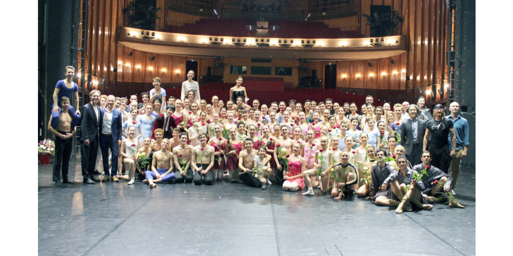 Mitwirkende der Gala zum einjährigen Bestehen des Landesjugendballetts Berlin
