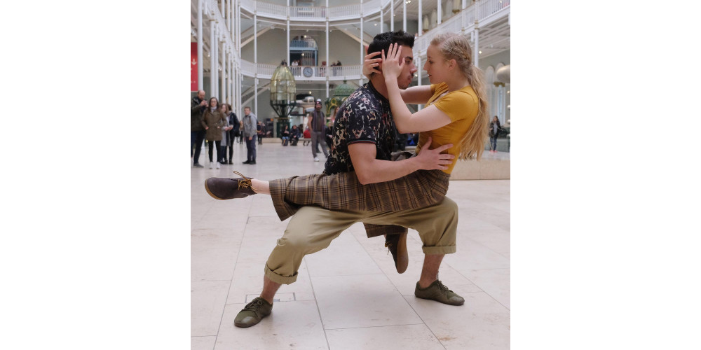 „POP-UP DUETS (fragments of love)“ von Janis Claxton Dance