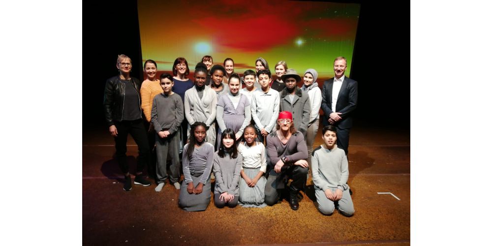 Beteiligte Integration: v.l.n.r., hintere Reihe: Heike Keller, Pädagogin für Klassischen Tanz, Anna Svitlychenko, Pädagogin für Klassischen Tanz und Verantwortliche für das Integrationsprojekt, Kathrin Baum-Höfer, Pädagogin für Klassischen Tanz, Marta Diminich, Pädagogin für Klassischen Tanz und Verantwortliche für das Integrationsprojekt, zwei Schülerinnen aus dem Georg-Herwegh-Gymnasium, Kristina Bernewitz, Pädagogin f...ür Klassischen Tanz und Verantwortliche für das Integrationsprojekt, Prof. Dr. Ralf S