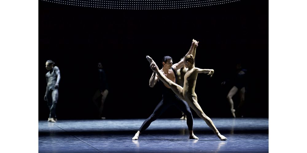 „Oval“ von Richard Siegal. Tanz: Vahé Martirosyan &amp; Ksenia Ovsyanick