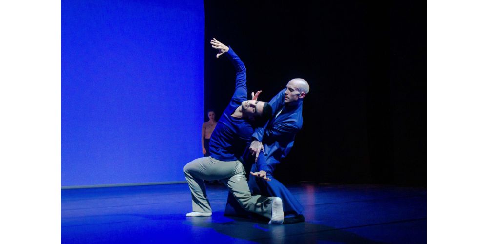 Mario Barcenilla Rubio und Alyosa Forlini; (im Hintergrund) Emily Downs in ,.Between these Hands&quot;