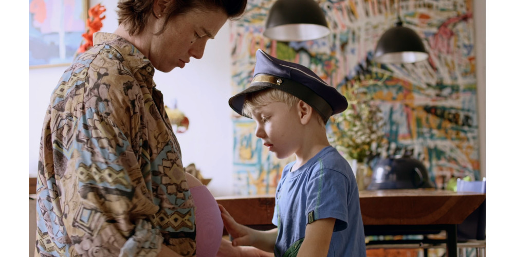 „WOMAN_MOTHER“, Dokumentarfilm von Klara Harden. Die Tänzerin Mara