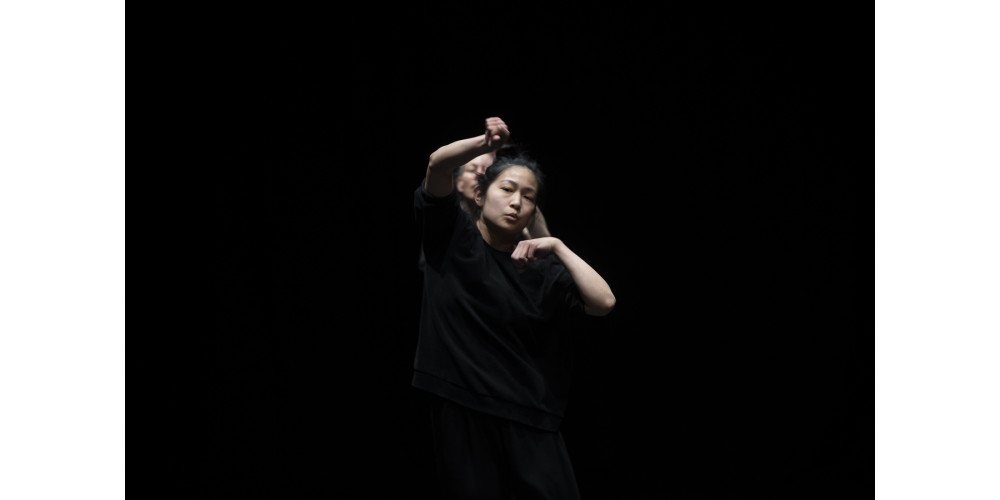 „Bodies of Light“ von Isabelle Schad, Tanz: Claudia Tomasi (v) &amp; Yen Lee (h)