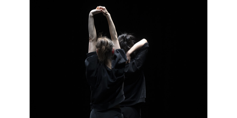 „Bodies of Light“ von Isabelle Schad, Tanz: Claudia Tomasi (v) &amp; Yen Lee (h)