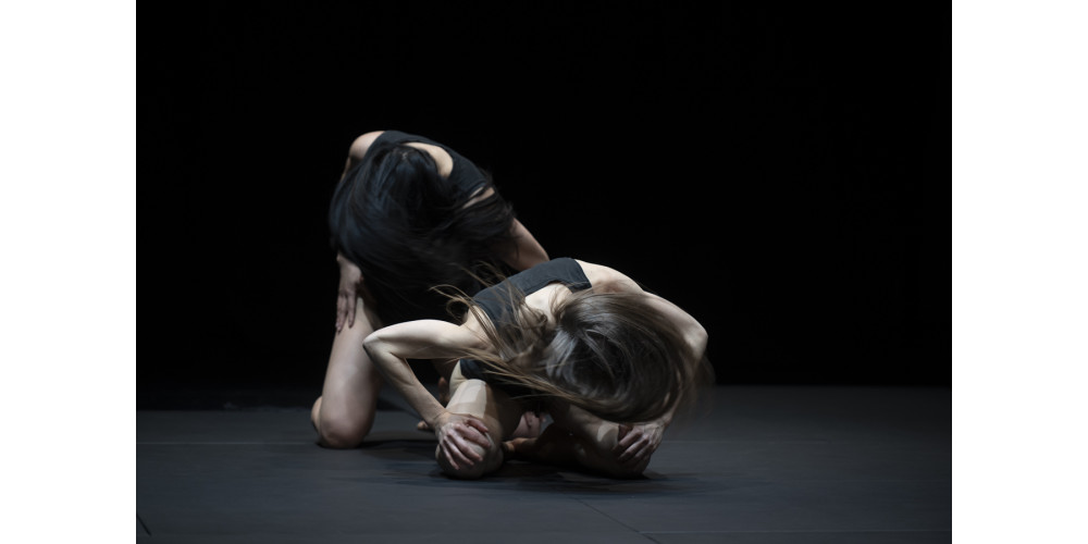 „Bodies of Light“ von Isabelle Schad, Tanz: Claudia Tomasi (v) &amp; Yen Lee (h)