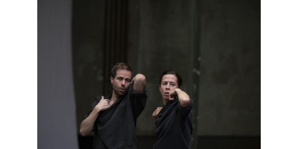 „Bodies of Light“ von Isabelle Schad, Tanz: Claudia Tomasi (v) &amp; Yen Lee (h)