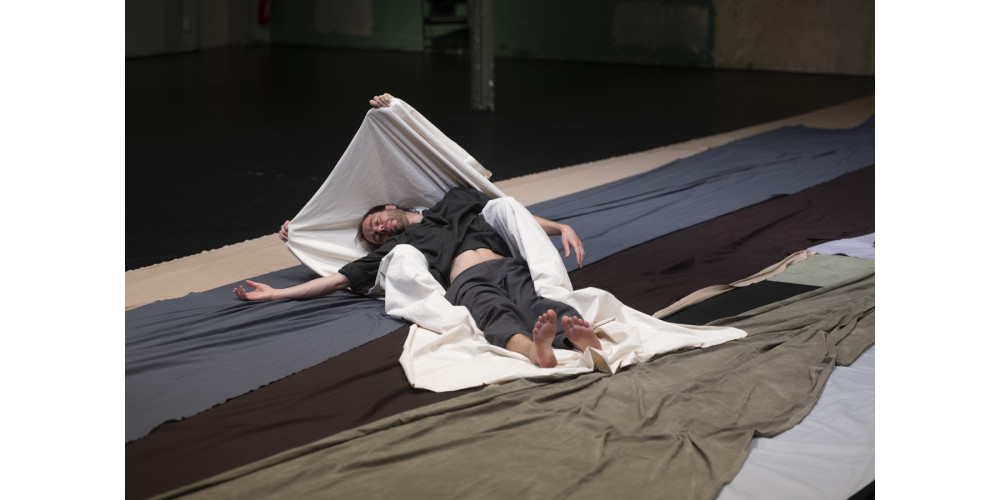 „Bodies of Light“ von Isabelle Schad, Tanz: Claudia Tomasi (v) &amp; Yen Lee (h)