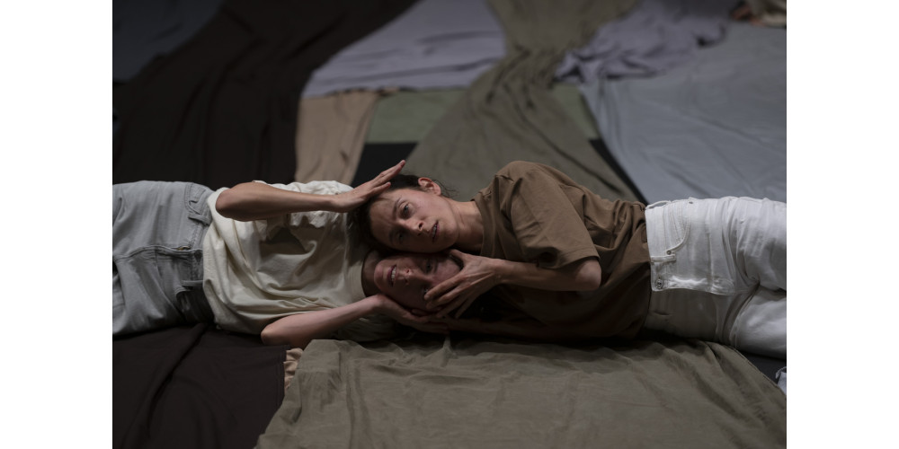 „Bodies of Light“ von Isabelle Schad, Tanz: Claudia Tomasi (v) &amp; Yen Lee (h)