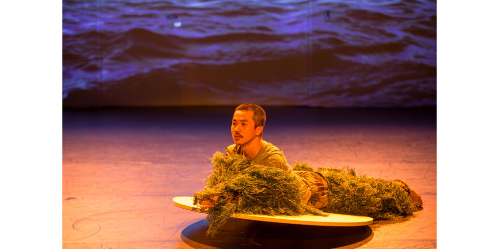 „HIER=JETZT“ Plattform für zeitgenössischen Tanz im schwere reiter München, Tanz: „Adrift“ von und mit Hoyoung Im