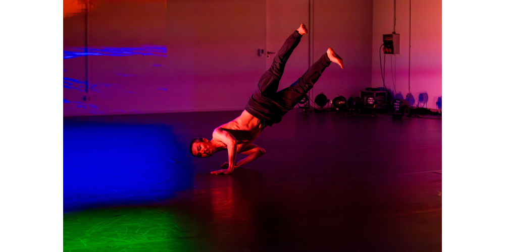 „HIER=JETZT“ Plattform für zeitgenössischen Tanz im schwere reiter München, Tanz: „Adrift“ von und mit Hoyoung Im