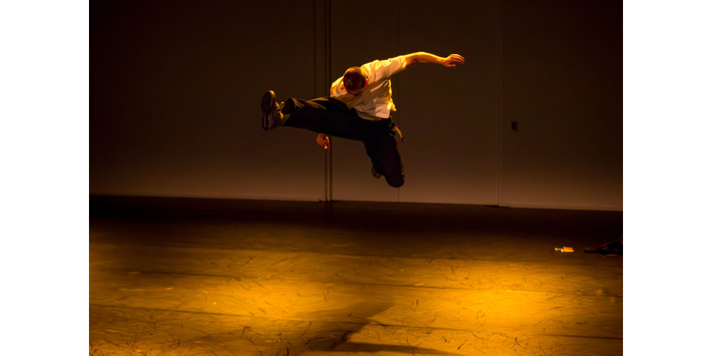 „HIER=JETZT“ Plattform für zeitgenössischen Tanz im schwere reiter München, Tanz: „Adrift“ von und mit Hoyoung Im