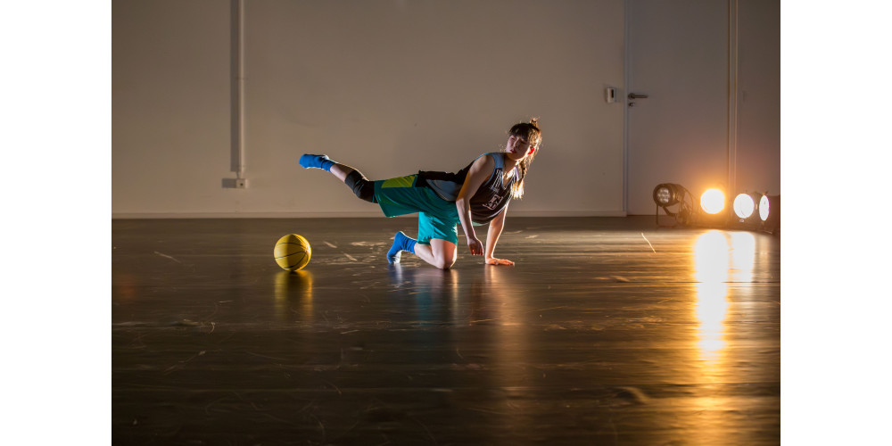 „HIER=JETZT“ Plattform für zeitgenössischen Tanz im schwere reiter München, Tanz: „Adrift“ von und mit Hoyoung Im