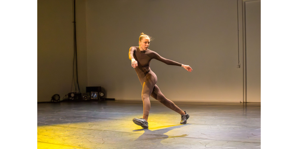 „HIER=JETZT“ Plattform für zeitgenössischen Tanz im schwere reiter München, Tanz: „Adrift“ von und mit Hoyoung Im