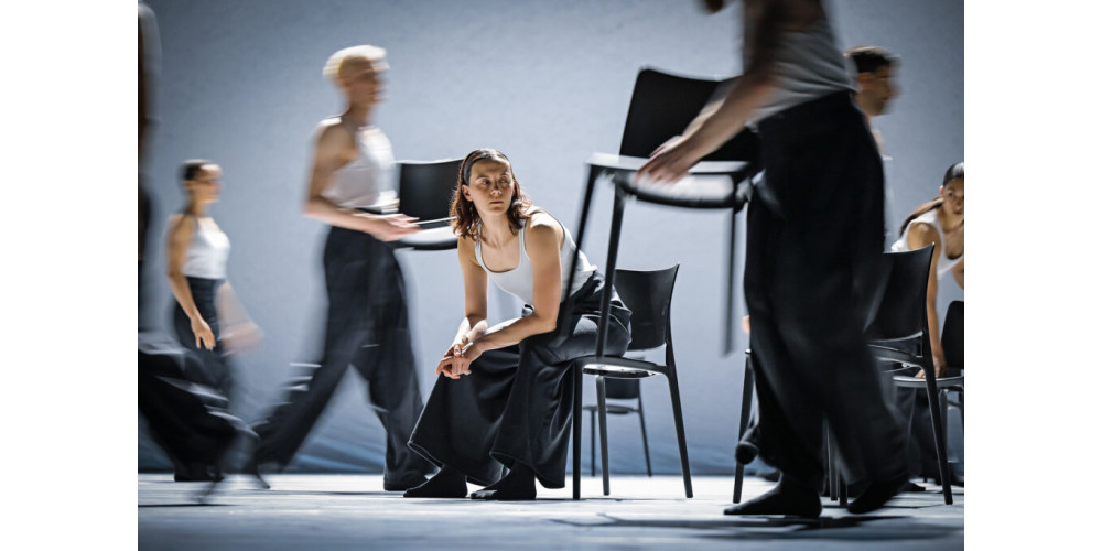 „Underdog“ von Alan Lucien Øyen, Tanz: Amber Pansters und Ensemble