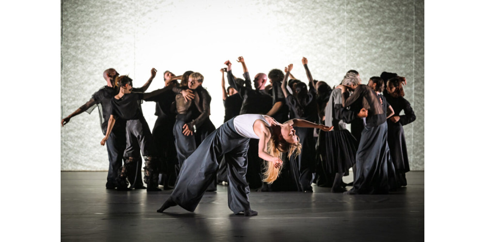 „Underdog“ von Alan Lucien Øyen, Tanz: Daria Hlinkina und Ensemble