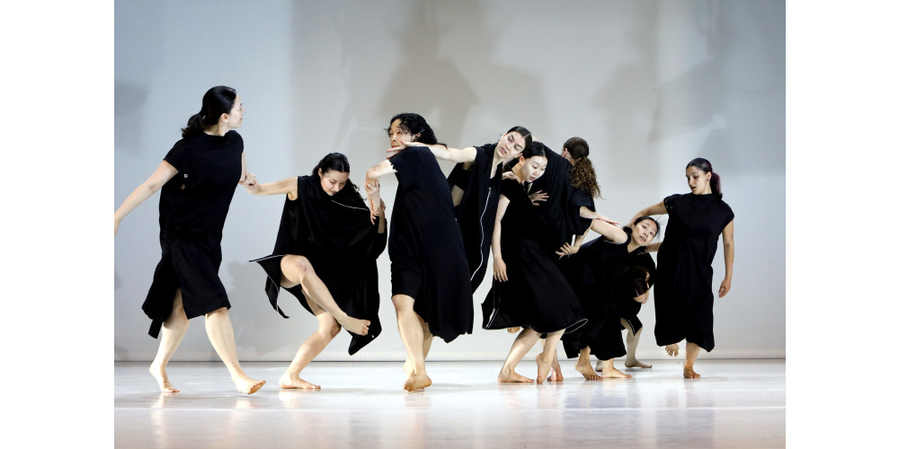 „Every distance is not near“ von Rodolpho Leoni / Studierende der Folkwang Universität der Künste beim Tanzabend 2025