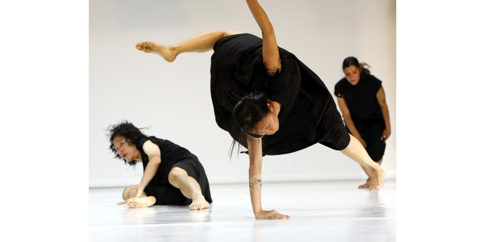 „Every distance is not near“ von Rodolpho Leoni / Studierende der Folkwang Universität der Künste beim Tanzabend 2025