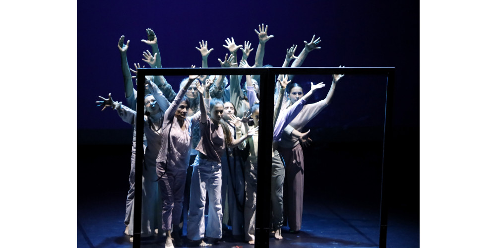 „tanzwärts! Zusammen. Fluss“ von Gregor Zöllig, Tanz: Mitwirkende des Community-Tanzprojekts