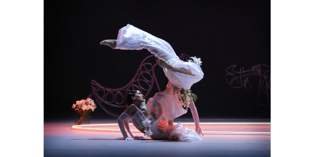 „Le Sacre du Printemps“ von Marco Goecke, Tanz:  Montana Dalton, Ethan Ribeiro, Micaela Romano Serrano / Ballett des Staatstheaters am Gärtnerplatz