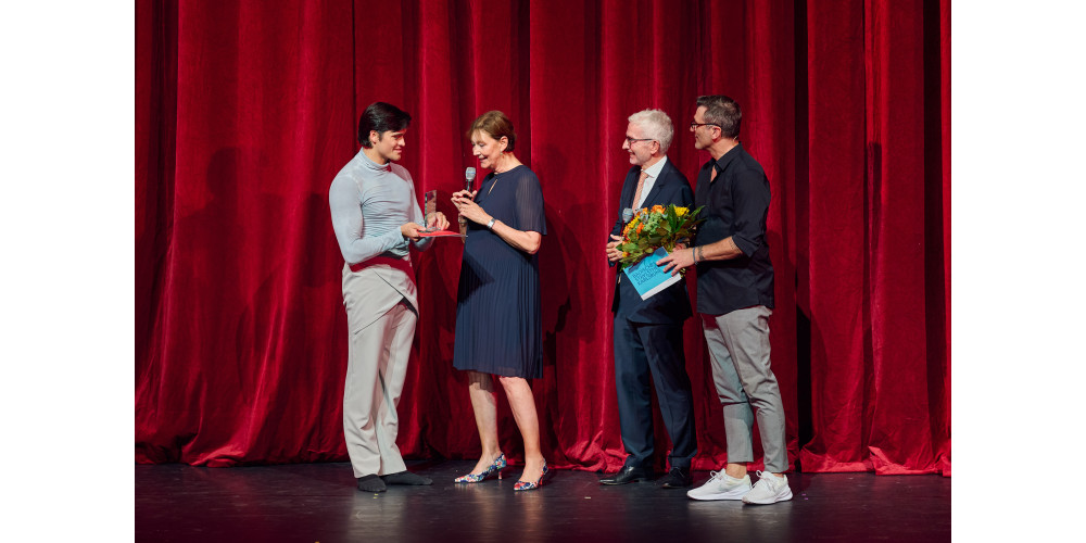 Verleihung des Karlsruher Tanzpreis an Lasse Caballero bei Galaabend des Badischen Staatsballett