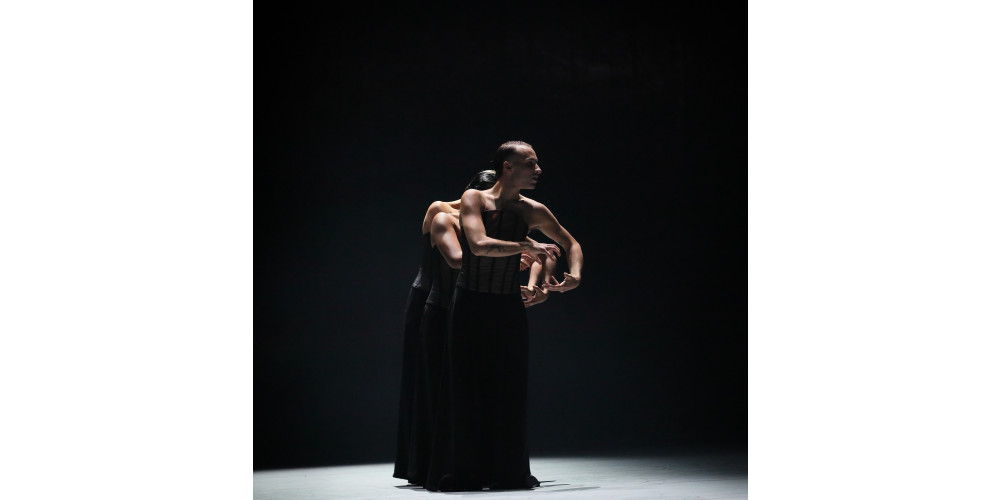 „Le Sacre du Printemps“ von Marco Goecke, Tanz:  Montana Dalton, Ethan Ribeiro, Micaela Romano Serrano / Ballett des Staatstheaters am Gärtnerplatz