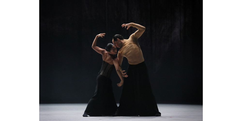 „Le Sacre du Printemps“ von Marco Goecke, Tanz:  Montana Dalton, Ethan Ribeiro, Micaela Romano Serrano / Ballett des Staatstheaters am Gärtnerplatz