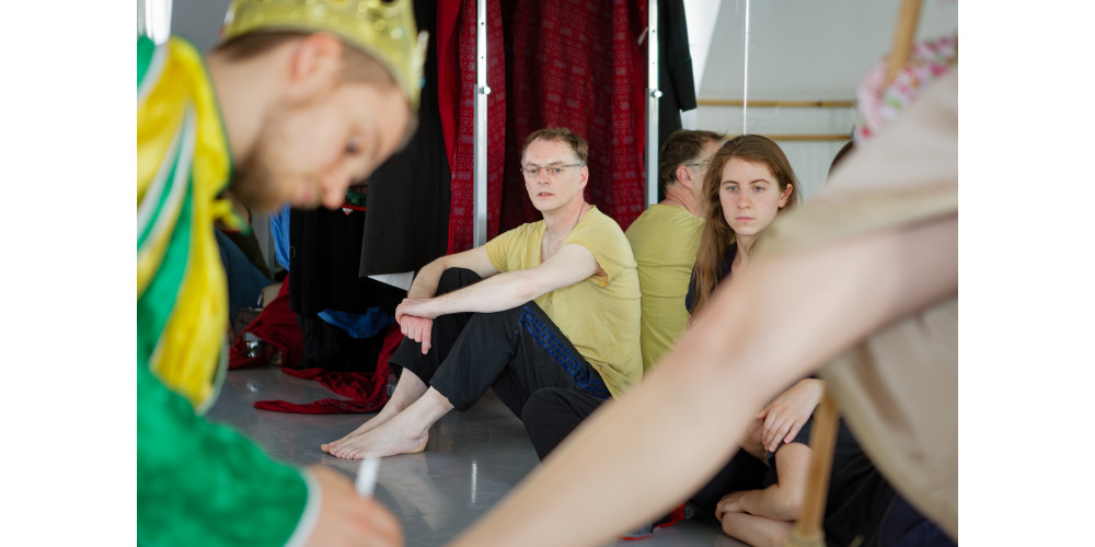 Mark Sieczkarek gemeinsam mit Clara Manderscheid und Stsiapan Hurski bei einer Probe zu dem Stück „Wir werden“ von 2016 im Tanzsaal der Essener Folkwang Universität