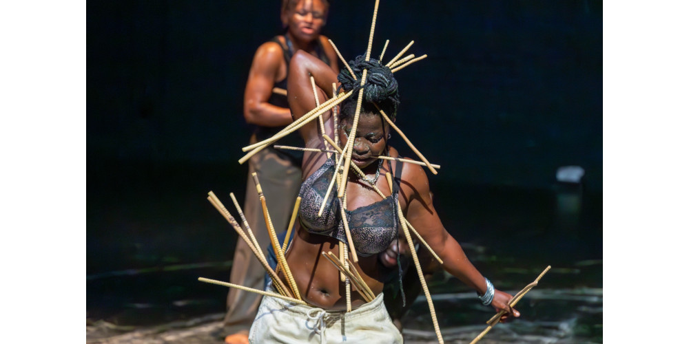 „ÉPIQUE ! (FOR YIKAKOU)“ von Nadia Beugré, Tanz: Nadia Beugré und Charlotte Dali