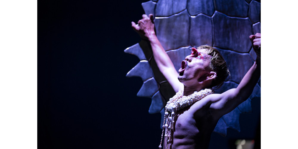 Ocean Cage“ von und mit Tianzhuo Chen und Siko Setyanto