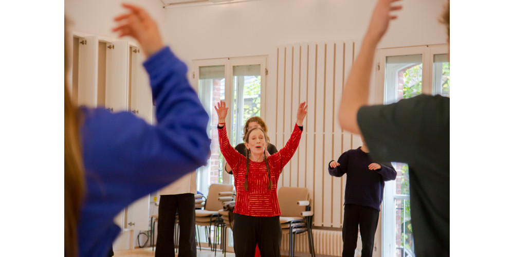 Meredith Monk bei einer Übung in ihrem Kurs „Dancing Voice/Sin ging Body” am Campus Essen-Werden der Folkwang Universität der  Künste