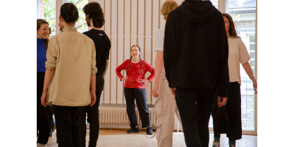 Meredith Monk bei einer Übung in ihrem Kurs „Dancing Voice/Sin ging Body” am Campus Essen-Werden der Folkwang Universität der  Künste