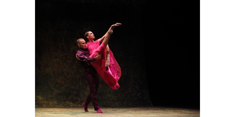 „Aschenbrödel“ von Karl Afred Schreiner, Tanz: Ethan Ribeiro (Prinz) und Micaela Romano Serrano (Aschenbrödel) / Staatstheater am Gärtnerplatz