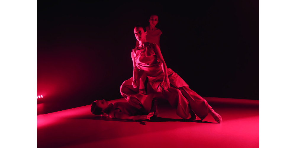 „Æon“ von Johanna Nuutinen, Tanz: Marine Sanchez Egasse, Barbara Minacori, Emelie Söderström / Theater Osnabrück