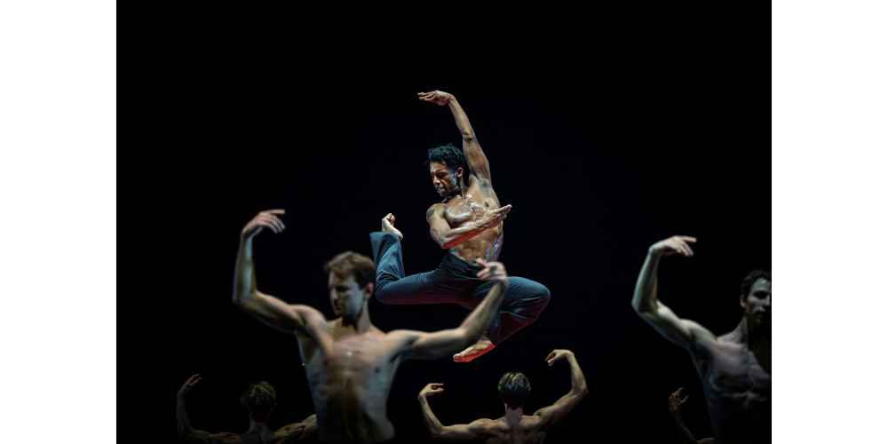 „Bolero“ von Maurice Béjart / Ballettabend „WAVES AND CIRCLES“, Tanz: Osiel Gouneo