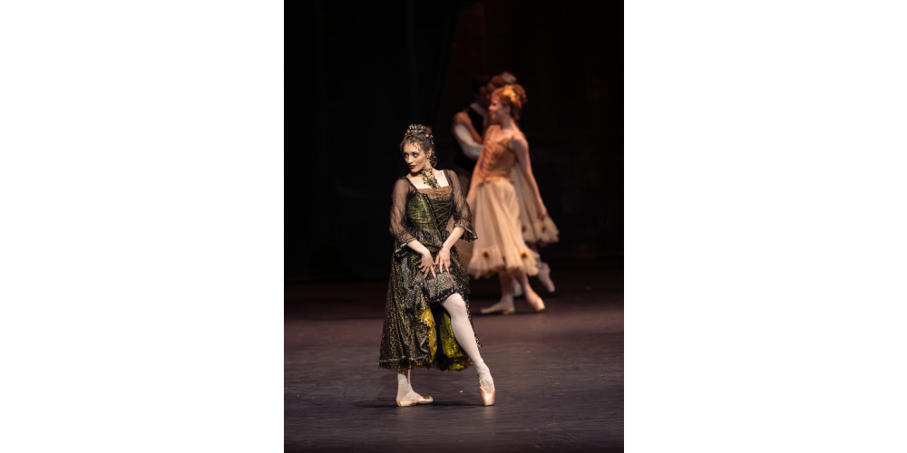 „Manon“ von Kenneth MacMillan, Tanz: Cassandra Trenary, Eno Peci und Ensemble